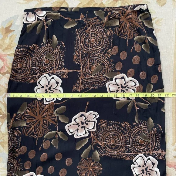 Black with sophisticated neutral designs, California Krush size XL crêpon skirt - Picture 3 of 8